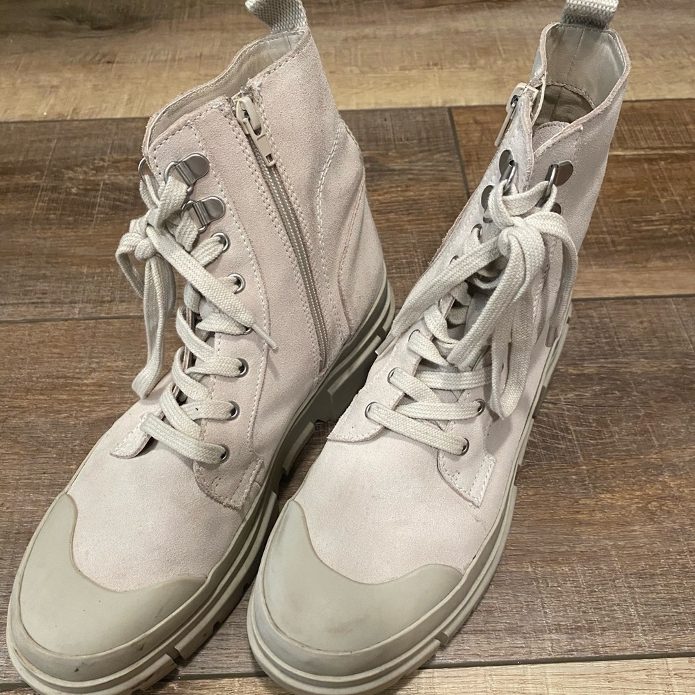 Treasure & Bond beige boots